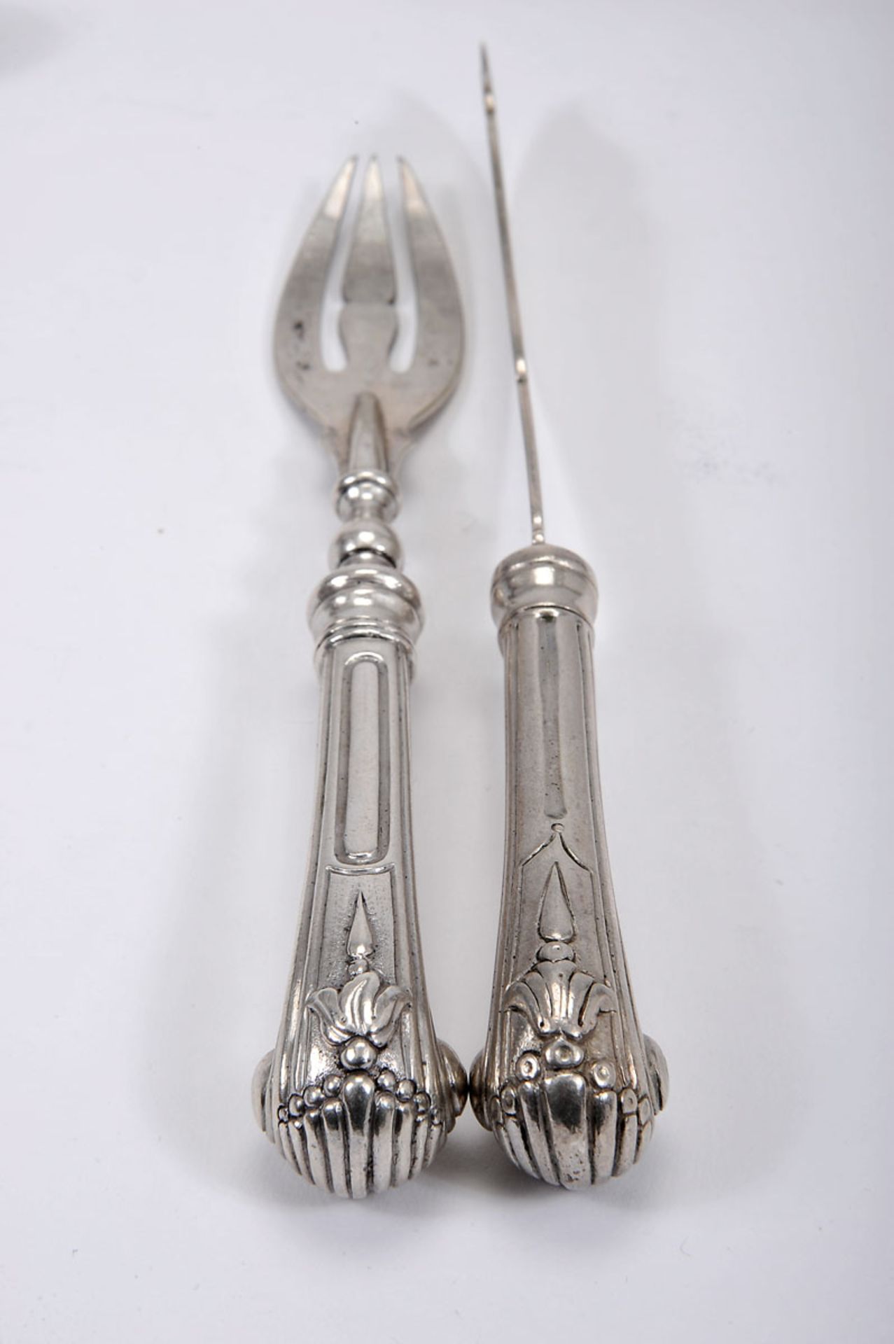 A Set of twelve "pistol handle" fish cutlery, D. João V (King of Portugal) style,, silver, - Bild 3 aus 4