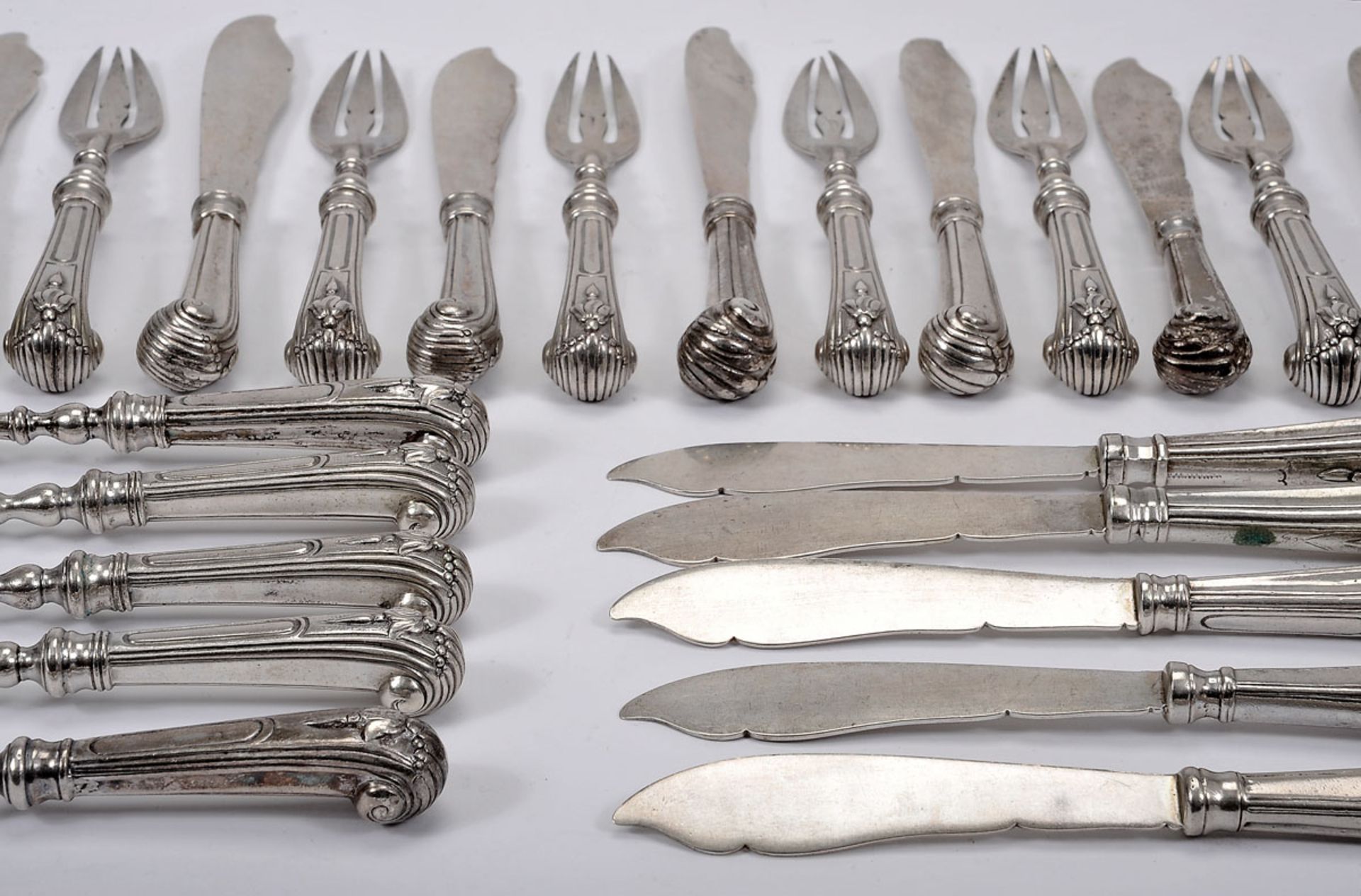 A Set of twelve "pistol handle" fish cutlery, D. João V (King of Portugal) style,, silver, - Bild 2 aus 4