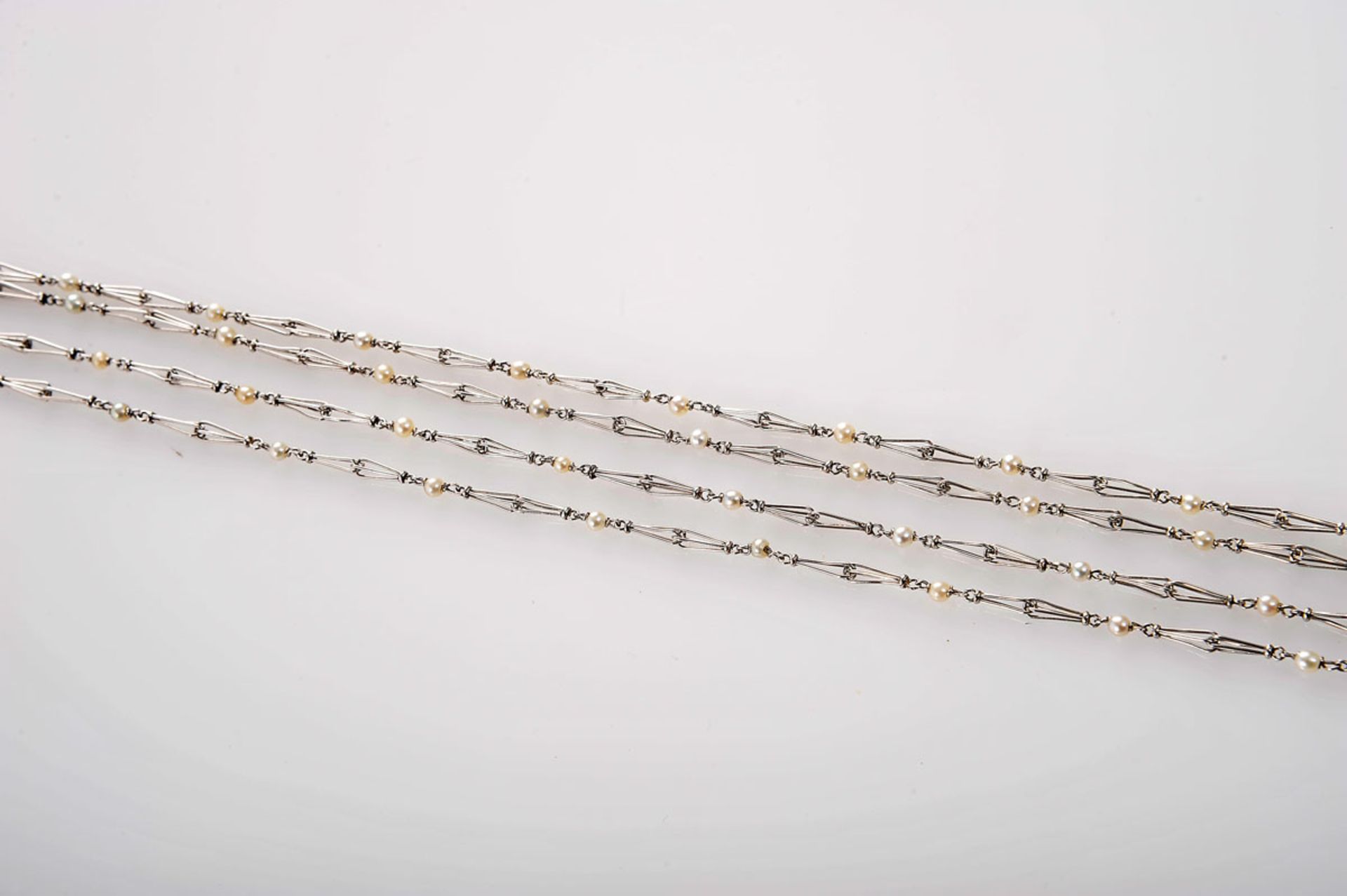 A Chain, platinum, mesh interspersed by culture pearls (2.6 ~ 3 mm), European, 19th/20th C., without