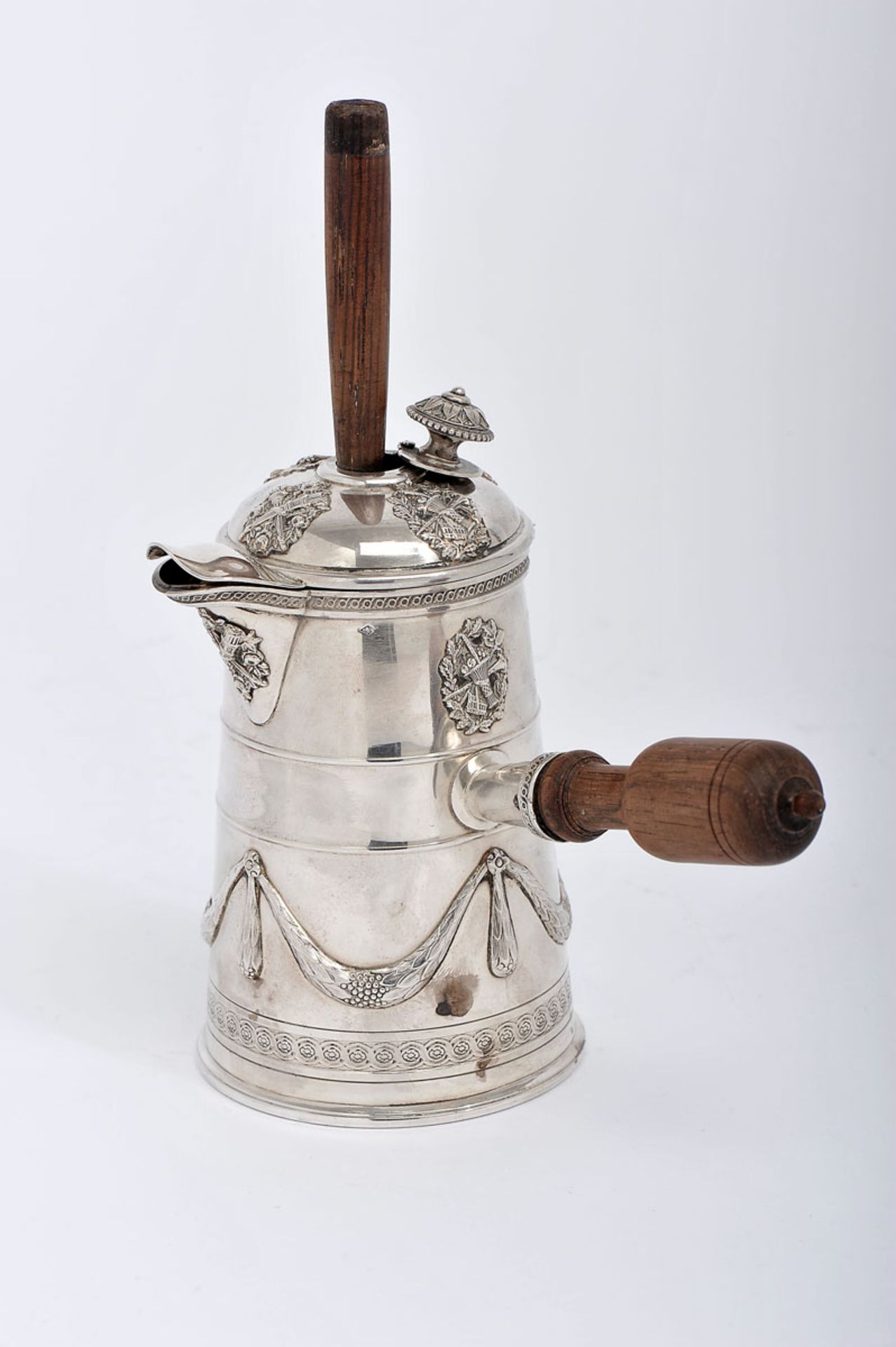 A Chocolate Pot, 950/1000 silver, decoration en relief "Flames, baskets with flowers and