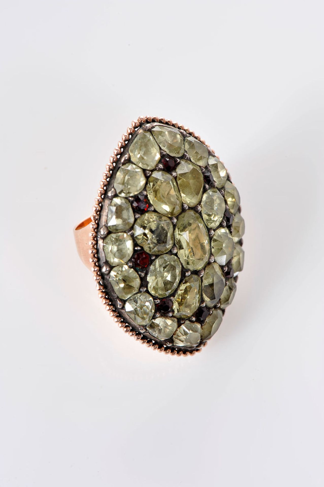 A Ring, gold, set with garnets and chrysolites (chrysoberyls), Portuguese, 19th C. (1st half),