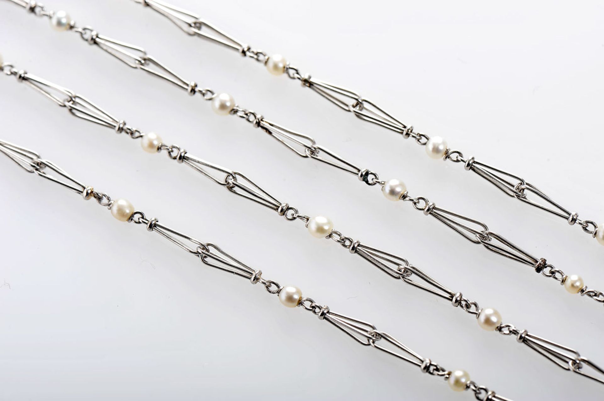 A Chain, platinum, mesh interspersed by culture pearls (2.6 ~ 3 mm), European, 19th/20th C., without - Bild 2 aus 2