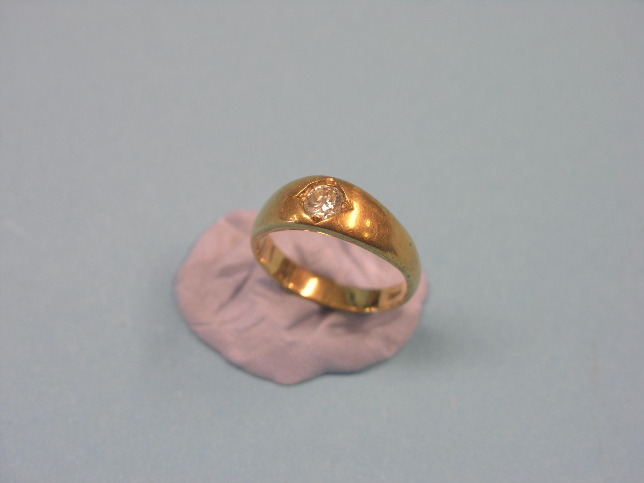 A gentleman's 18ct. gold gyspy ring, set brilliant-cut diamond, size P-Q, 7 grams gross total