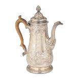 A silver coffee-pot, silversmith William Cripps, Dublin 1747 - corpo piriforme [...]