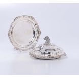 Coppia di piatti circolari in argento con bordo decorato, di cui uno con coperchio [...]
