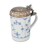 A Danish mug with Royal Copenhagen majolica, 1699/1730 - coperchio con bordo [...]