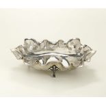 Centrotavola in argento, Italia XX secolo, - bordo sagomato, gr. 650, cm 31xx28x8 - [...]