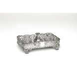 A silver inkwell, London 1855 - vassoio rettangolare con bordo traforato a volte e [...]