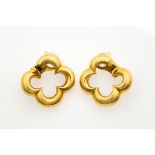 Pair of gold earrings "Alhambra" Signed and numbered Van Cleef & Arpels CU0825. [...]