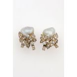 Pair of cultured pearl and diamond earrings - montatura in oro giallo 750/1000 - [...]