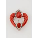 Carved coral and diamond brooch - montatura in oro 585/1000 - Startprice : - 2800 -