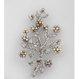 Diamond and fancy diamond, gold brooch - montatura in oro bianco 750/1000 - [...]