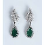 Pair of emerald and diamond pendent earrings - montatura in oro bianco 750/1000 - [...]