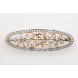 Diamond and gold brooch. Signed Enrico Cirio - diamanti taglio goccia, navette e [...]