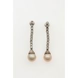 Pair of pearl, diamond and platinum pendent earrings - montatura in platino - [...]