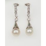 Pair of cultured pearl and diamond pendent earrings - montatura in oro bianco [...]