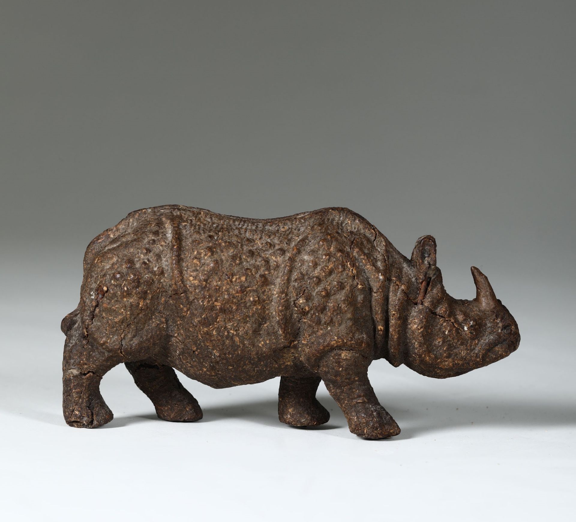 A rhinoceros, 18th-19th century - A curious sculpture, realistically moulded in [...] - Bild 2 aus 2