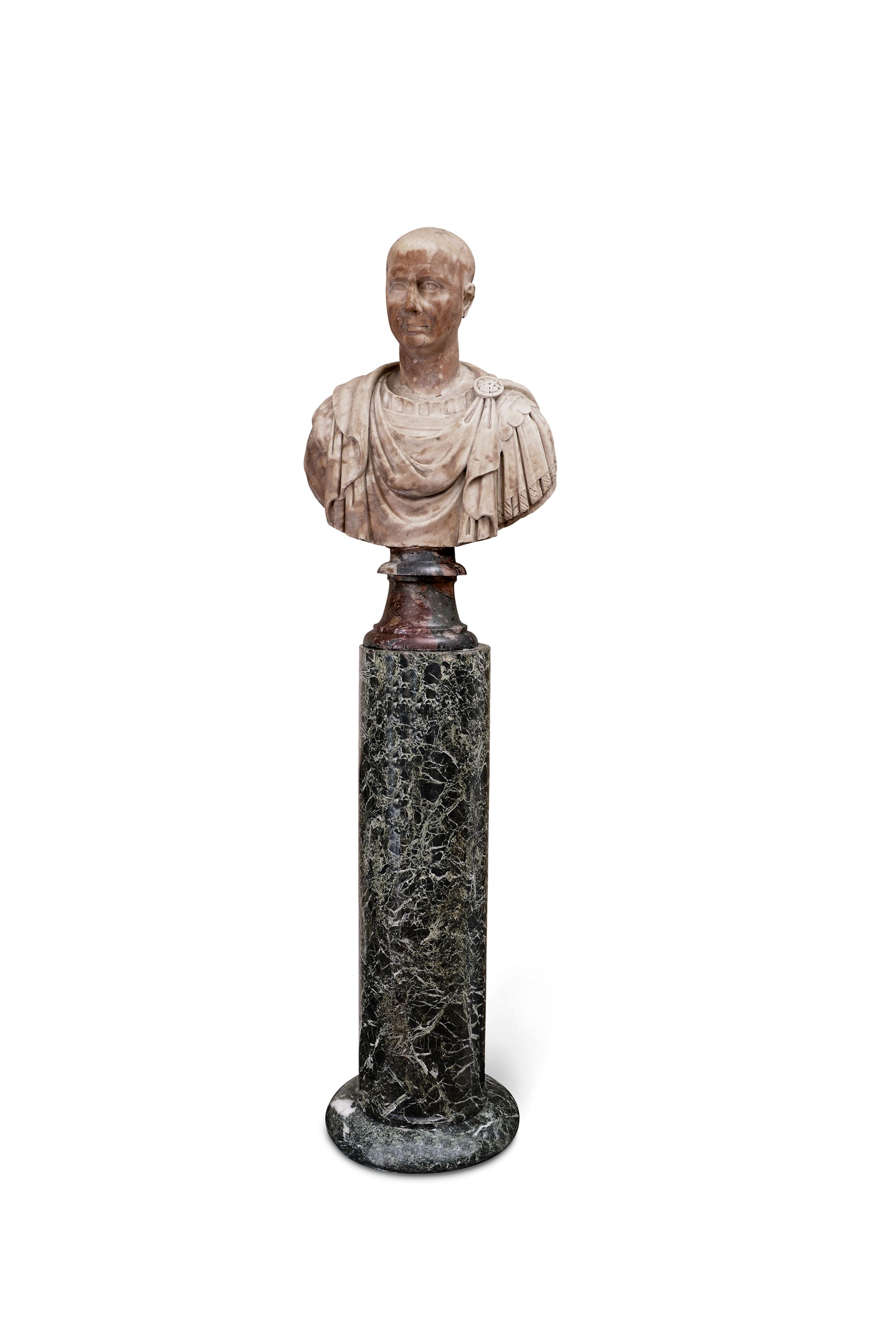 Busto di Imperatore. Cesare (?). Testa in alabastro e lorica in marmo bianco. Base in [...]