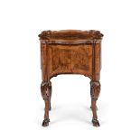 Comodino di forma Luigi XV in legno lastronato e filettato, Venezia XVIII secolo, - [...]