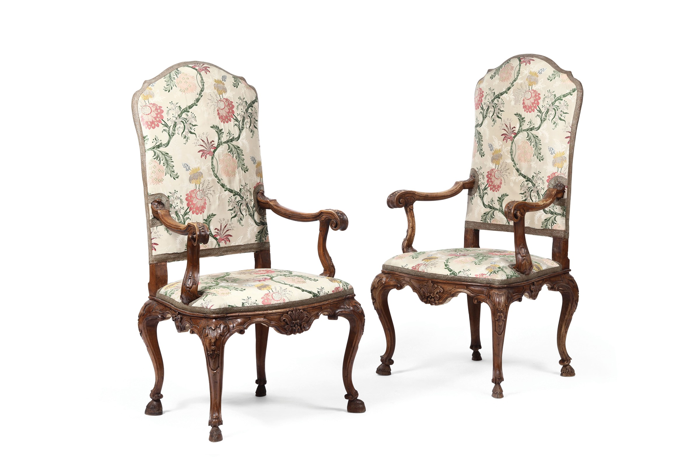 Two armchairs, Venice, 18th century - A pair of armchairs in carved walnut. 60x57x116 [...]