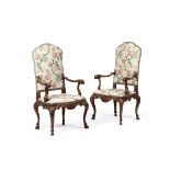 Two armchairs, Venice, 18th century - A pair of armchairs in carved walnut. 60x57x116 [...]