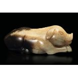 A small jade figure, China, prob. Ming Dynasty - A small pig in jade and russet. 8cm [...]