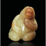 A jade bear, China, 19th century - A small bear in yellow jade and russet. H 3.5cm - [...]