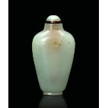 A jade snuff bottle, China, 1800s - Celadon jade with a turquoise lid. H 6.5cm - [...]