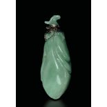 A jade snuff bottle, China, Qing D., 1800s - Emerald jade in the shape of a fruit, [...]