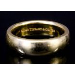 A modern Tiffany gentleman's plain 18ct gold wedding band (size Q - weight 11.1 grammes -