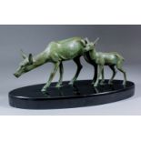 Early 20th Century French school - Green patinated bronzed spelter - Group of deer and foal, on