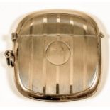 A George V 9ct gold rectangular vesta case with engine turned stripes, circular cartouche to