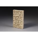 A LATE 19TH CENTURY/EARLY 20TH CENTURY CHINESE CANTON FINELY CARVED IVORY VISITING CARD CASE, autour