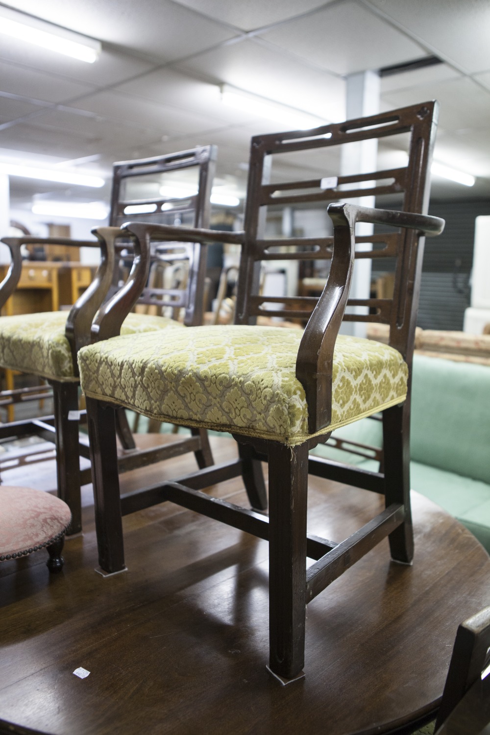 A SET OF SIX MAHOGANY DINING CHAIRS OF GEORGIAN STYLE, WITH FOUR PIERCED LADDER RAILS TO THE BACK,