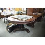 ANTIQUE CIRCULAR BREAKFAST TABLE ON A SINGLE PEDESTAL BASE, THREE LEGGED PLINTH WITH SCROLL FEET (47