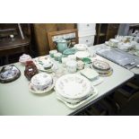 SIX VARIOUS DISPLAY PLATES, TWO WOODMET TRAYS, AND VARIOUS POTTERY ITEMS