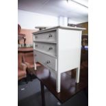 TWENTIETH CENTURY WHITE PAINTED CHEST OF DRAWERS, MIRRORED GLASS TOP, THREE LONG GRADUATED