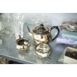 A SILVER PLATE VINERS THREE PIECES COFFEE SERVICE, COMPRISING; POT SUGAR BOWL AND A CREAM JUG (3)