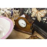 A MAHOGANY AND MARQUETRY CASED MANTEL CLOCK, WHITE DIAL, BLACK ROMAN NUMERALS