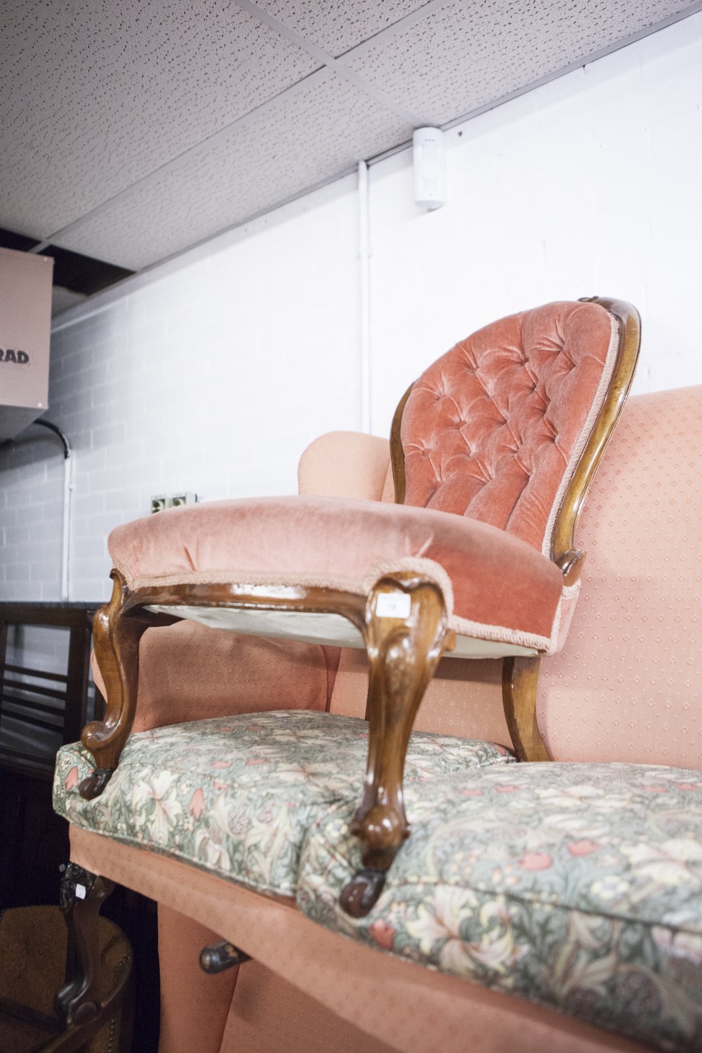 VICTORIAN LADIES CARVED WALNUT WOOD SPOON BACK NURSING CHAIR WITH BUTTON UPHOLSTERED BACK AND