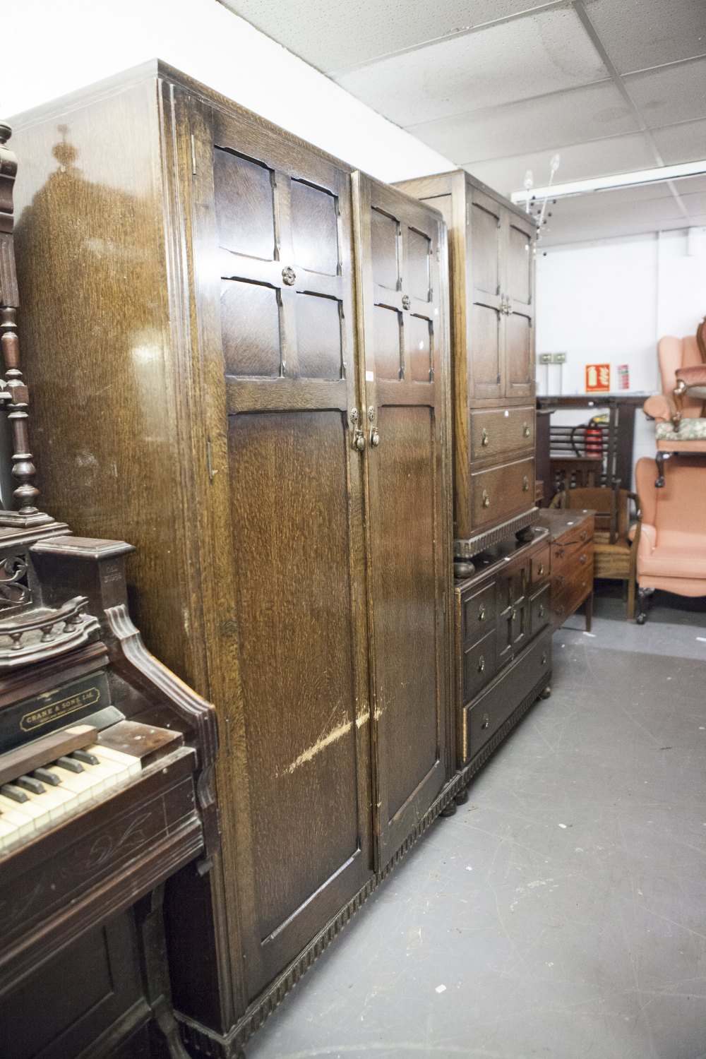 AN OAK THREE PIECE BEDROOM SUITE, COMPRISING; A TALLBOY, A DRESSING TABLE, WITH SHAPED MIRROR OVER