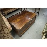 A DARK WOOD SMALL CHEST WITH HINGED LID (POSSIBLY MADE FROM SANDLEWOOD)