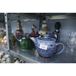 A COLLECTION OF MODERN STUDIO POTTERY ITEMS TO INCLUDE; A TEAPOT WITH DRIP GLAZE, A DENBY JUG, TWO