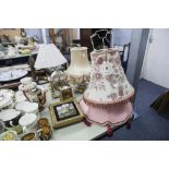 BRASS CANDLESTICK PATTERN TABLE LAMP AND SHADE, TWO OTHER TABLE LAMPS, A POTTERY CASED MANTEL