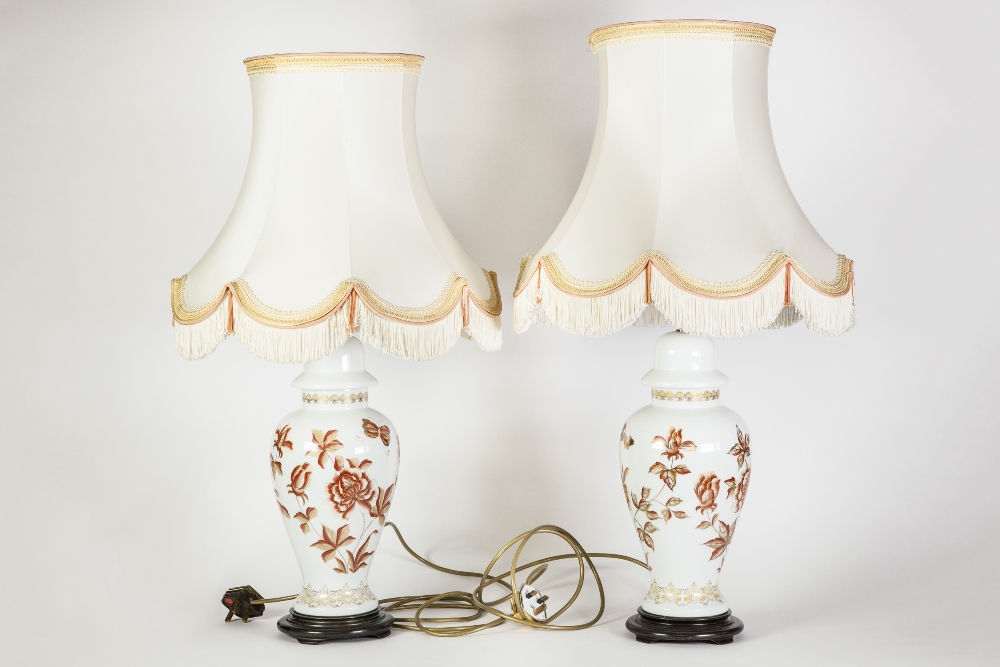 PAIR OF MODERN LIMOGES PORCELAIN TABLE LAMPS WITH GILT METAL MOUNTS, each in the form of a Chinese