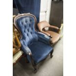 AN EDWARDIAN FRAMED ARMCHAIR, WITH BUTTON BACK, PAD SEAT AND ARMS, WITH STUD DETAIL TO THE EMERALD