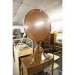 AN EDWARDIAN MAHOGANY CENTRE TABLE WITH INLAY, ON TURNED BALUSTER SUPPORTS AND THREE CABRIOLE