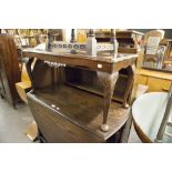 A REPRODUCTION MAHOGANY LONG COFFEE TABLE, WITH INSET GLASS TOP, RAISED ON CABRIOLE SUPPORTS AND BUN