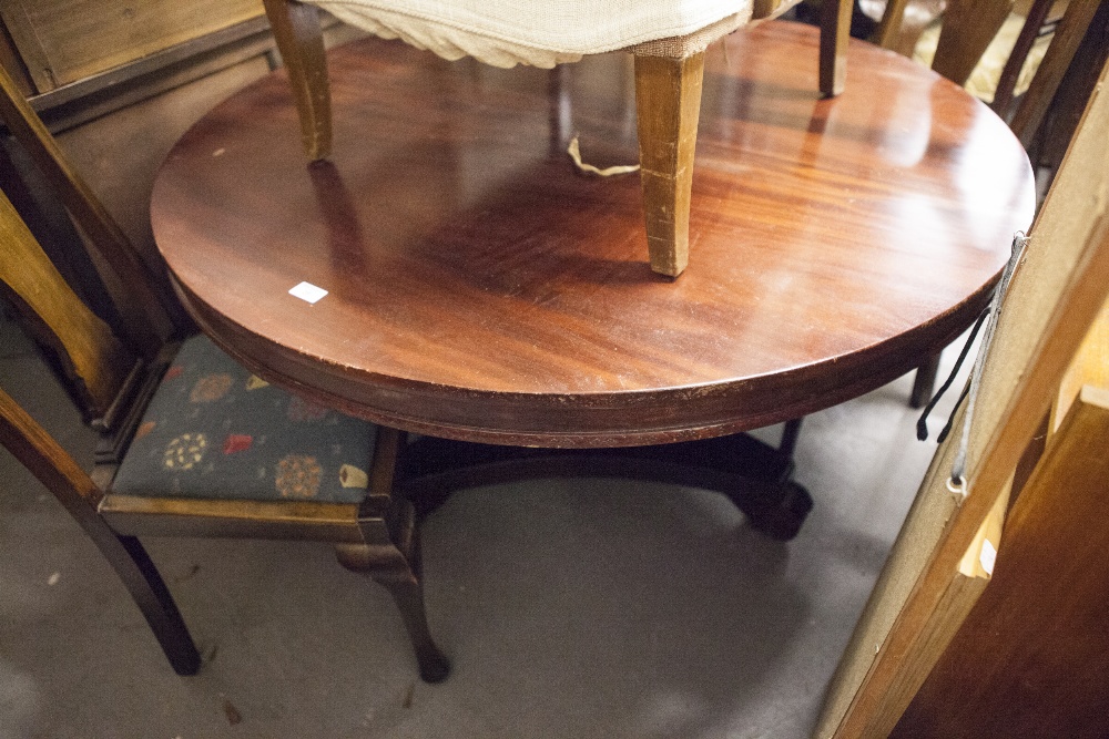 ANTIQUE CIRCULAR BREAKFAST TABLE ON A SINGLE PEDESTAL BASE, THREE LEGGED PLINTH WITH SCROLL FEET (47