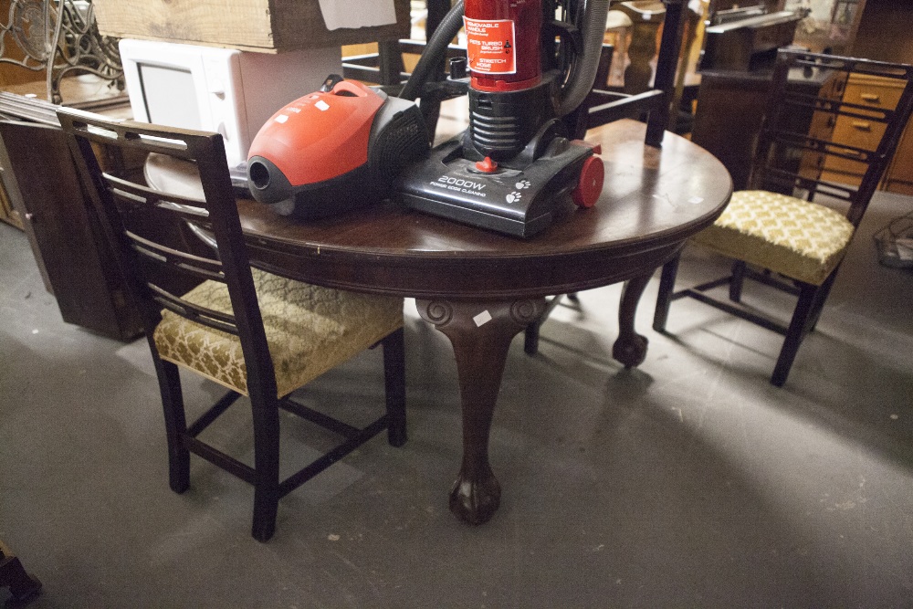 AN EARLY TWENTIETH CENTURY D-END DINING TABLE, EXTENDING WITH A WINDING ACTION, ON FOUR CARVED